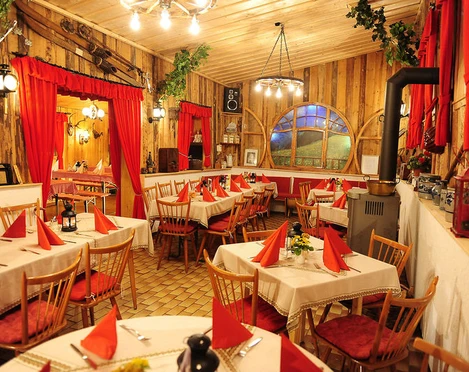 Die Gasträume der Schankhütte