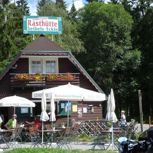 Rasthütte Seibelseckle mit Außenterrasse und Sonnenschirmen