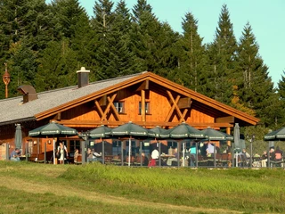 Kniebis-Hütte im Sommer