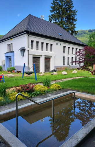 Wasserkraftwerk Lauf mit Wassertretbecken