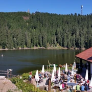 Biergarten am Mummelsee mit Ausblick auf den See und die Hornisgrinde