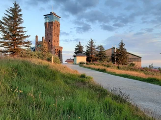 Blick zum Hornisgrinde-Aussichtsturm in der Abendsonne