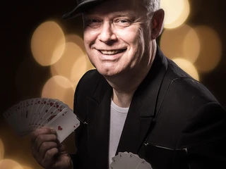 Thomas van Büren Lenger _ Karten gefächert in der Hand.jpg