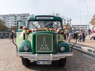 © Sylter Verkehrsgesellschaft I Maddalena Arosio_Oldtimerbus Strandläufer Hochzeit.jpg