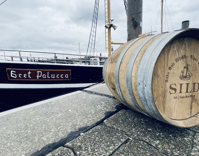 Gret Palucca Whiskylager vor Schiff (c) Adler Schiffe.jpeg