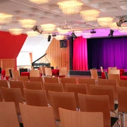 kursaal-rantum-fluegel-veranstaltungen-bistrotische-reihenbestuhlung.JPG