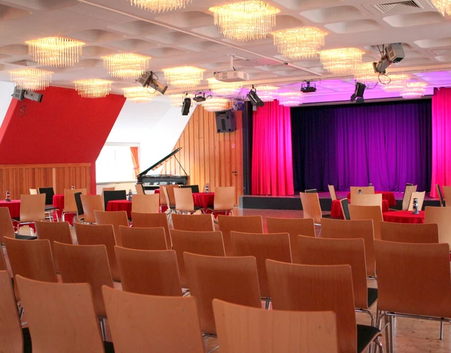 kursaal-rantum-fluegel-veranstaltungen-bistrotische-reihenbestuhlung.JPG