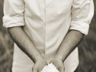 © Sylter Genussmacherei I Matt Blum_Alexandro Pape mit Meersalz.jpg