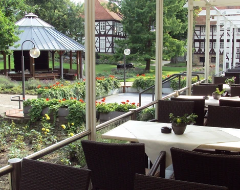 Blick von der Sonnenterrasse des Restaurants Ratskeller auf den Rosengarten Salzgitter-Bad
