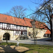 Torbogen als Zugang zum Gelände der Wasserburg Gebhardshagen