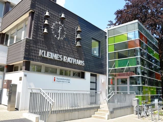 Außenansicht Kleines Rathaus Salzgitter-Bad mit Glockenspiel