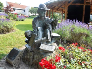 Skulptur Die Lesende Kunststraße Salzgitter-Bad