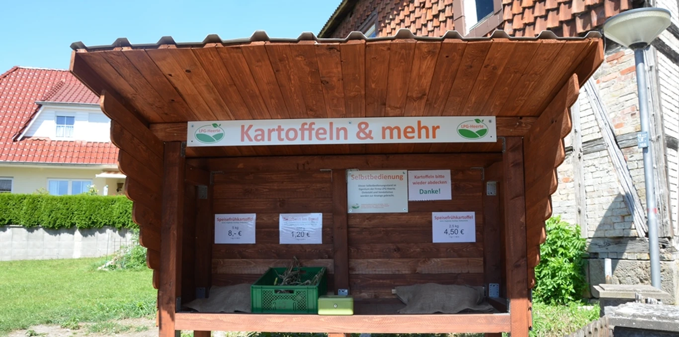 Verkaufsstand der LPG Heerte mit Hofladenartikeln in Salzgitter