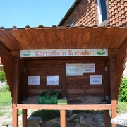 Verkaufsstand der LPG Heerte mit Hofladenartikeln in Salzgitter