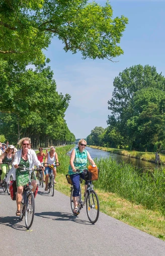 Radfahrer am Ems-Jade-Kanal