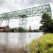 Die Schwebefähre auf ihrem Weg über der Oste