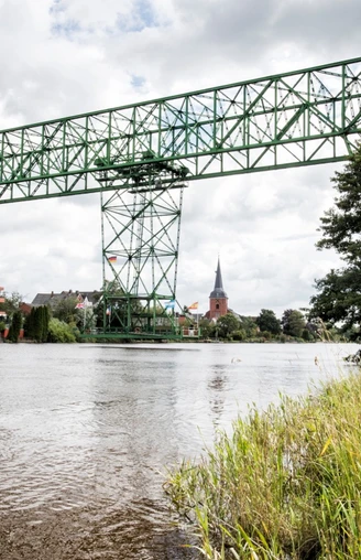 Die Schwebefähre auf ihrem Weg über der Oste