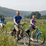 Radfahrer auf dem Weser-Radweg im Weserbergland