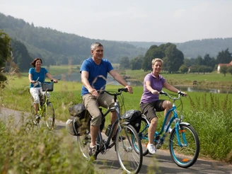Radfahrer auf dem Weser-Radweg im Weserbergland