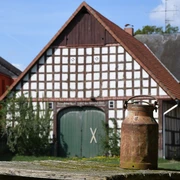 Milchkanne im Rundling Satemin