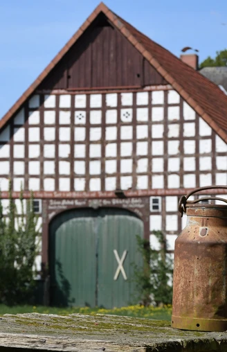 Milchkanne im Rundling Satemin