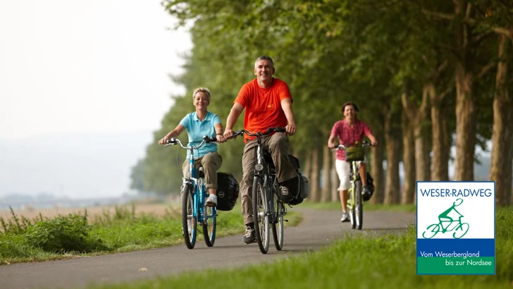 Radler auf dem Weser-Radweg