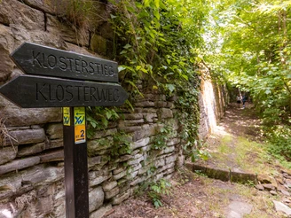 Wanderweg am Kloster Amelungsborn entlang historischer Sandsteinmauern