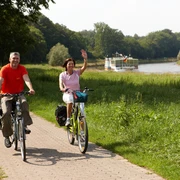 Radfahrer auf dem Weser-Radweg
