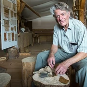 Max Zurbuchen in der Steinzeitwerkstatt