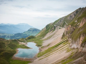 Der funkelnde Bergsee Eisee