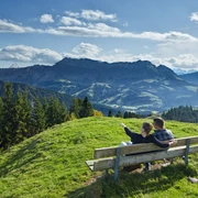 Ausruhen und das Panorama geniessen auf dem Wachthubel – Im Hintergrund der Hohgant