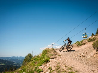 Auf dem mit Mulden und Wellen gestalteten Flowtrail kann jedermann fast ohne zu bremsen zur Talstation Marbach rollen.