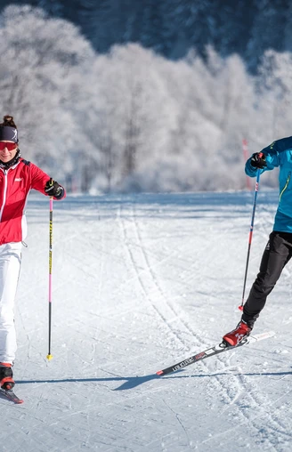 Präparierte Loipe, Wald, Schnee, Langläufer/In