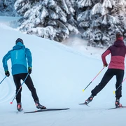 Schnee, Berge, Bäume, Loipen, Langläufer/In, steiler Aufstieg