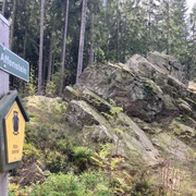 kleiner Affenstein, erster Felsen mit Infotafel am Felsenweg 1