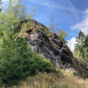 Rinnelstein gleich hinterm Sagenstein auf dem Felsenweg 1 Grünbach