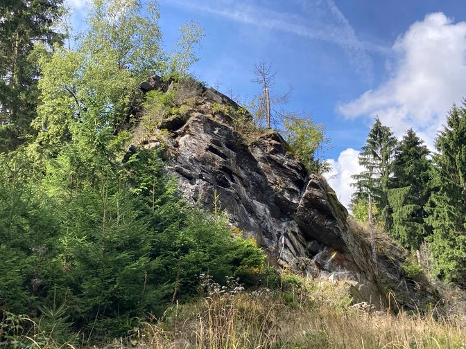 Rinnelstein gleich hinterm Sagenstein auf dem Felsenweg 1 Grünbach