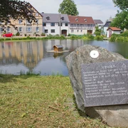 Dorfteich Merkendorf mit Informationstafel zum Planeten Uranus