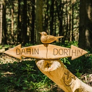 Holzfiguren an der Versöhnungsloipe