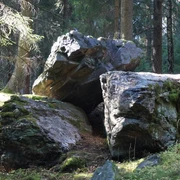 Markante Felsblöcke am Schwarzer Stein am Felsenweg 2 Grünbach