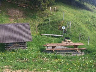 Kleine Feuerstelle mit Tisch_bearb