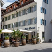 tuermli-restaurant-pizzeria-sempach-stadt-luzernertor-grosse-gartenterrasse-sonnenschirm.jpg