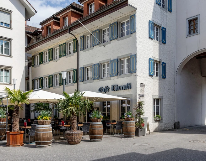 tuermli-restaurant-pizzeria-sempach-stadt-luzernertor-grosse-gartenterrasse-sonnenschirm.jpg