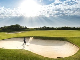 © Golf-Club Sylt_Golf-Club Sylt Golferin in Bunker.jpg