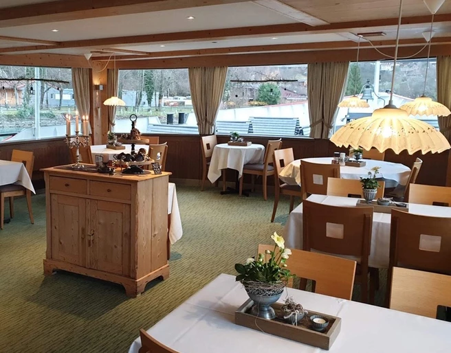 restaurantschiff-ufem-fluss-ambiente.jpg