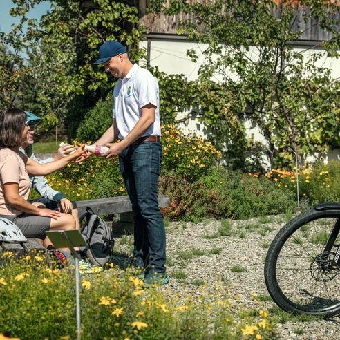 Eine Pause auf dem Hof der Emscha Schafmilchproduktion im Entlebuch während der Route 1291.