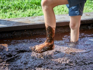 Durch das schlammartige Moor "kneippen"