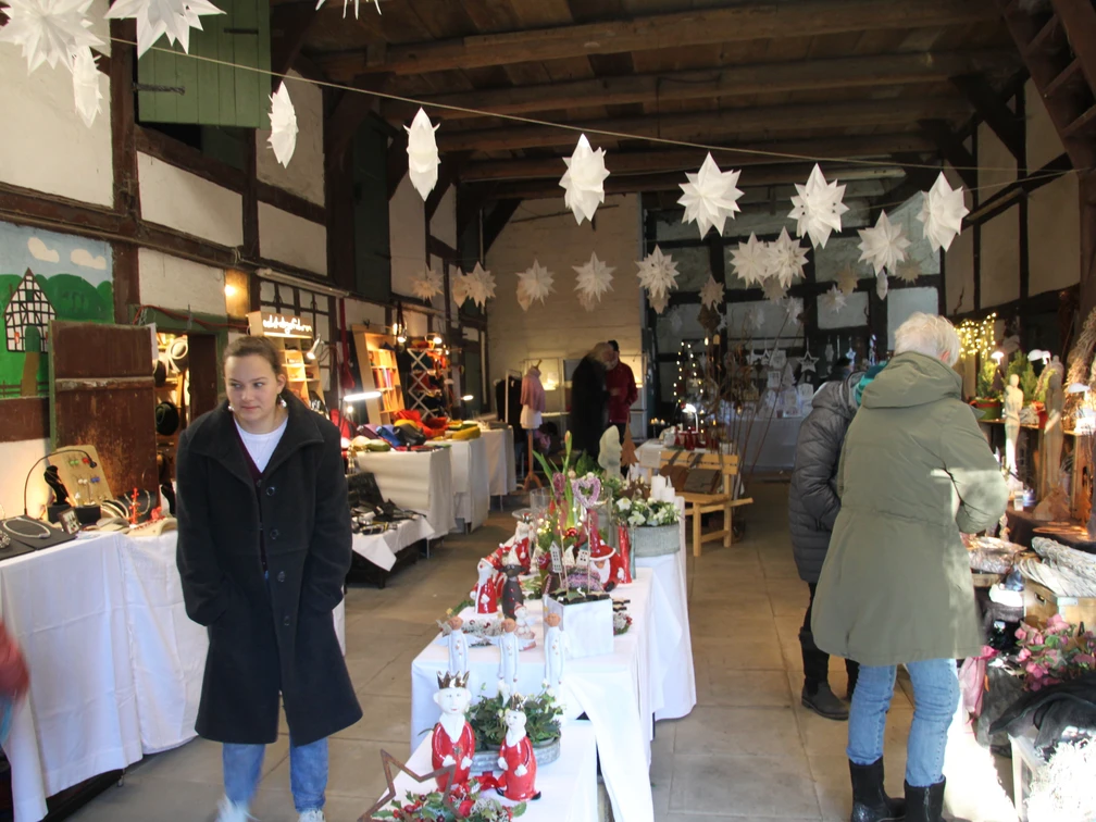 Weihn_Scheune.JPG In einem rustikalen Scheunensaal präsentieren Aussteller handgefertigte Weihnachtsdekorationen.