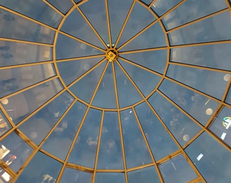 Blick von unten hoch auf die gläserne Kuppel in der Elisengalerie.