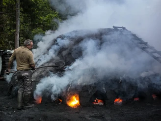 Das uralte Handwerk der Holzköhlerei ist faszinierend.